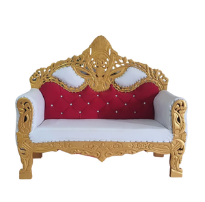 Sofá de terciopelo color melocotón para bodas con un elegante marco dorado en forma de corona y respaldo capitoné, disponible a precios de mayorista. - Product Image 4