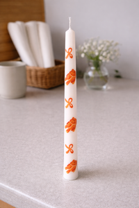 Bougie conique blanche de 10 pouces peinte à la main, motif poisson orange, en cire de soja et de paraffine, décoration d'intérieur pour anniversaires et Noël - Product Image 3