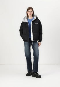 เสื้อพัฟเฟอร์กันน้ำกันลมแบบมีซิปเต็มตัว แต่งขอบยางยืดแบบกลับด้านได้ ปักลายแบบสั่งทำพิเศษ สีทองเมทัลลิกเงา แบบเย็บติดกัน - Product Image 3