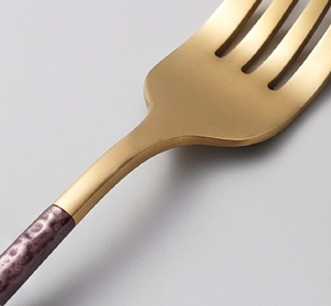 Ensemble de couverts modernes en or avec poignées texturées, finition mate, résistant à la rouille, pour mariage et usage domestique - Product Image 2