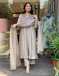 Conjunto Étnico para Mujer: Top de Algodón Muselina con Bordado Elaborado, Pantalón Liso con Borde Bordado y Dupatta con Bordado Interno Completo - Product Image 2