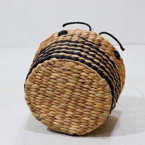 Panier de rangement en jacinthe d'eau en forme d'abeille, tressé à la main, organisateur mignon pour jouets de chambre d'enfant - Product Image 2