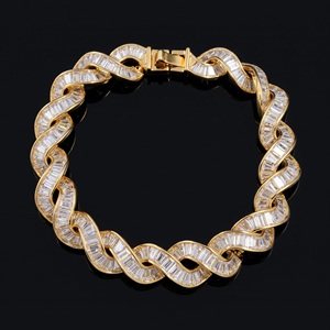 Jewellery Planet Trendy Pulsera de Eslabones Geométricos con Diamantes de Corte Esmeralda Chapada en Oro de 18K Unisex - Product Image 1