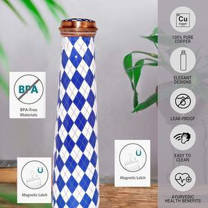 Botella de agua azul a cuadros con diseño decorativo impreso, para hidratación diaria, oficina, viajes, cocina y uso como regalo. - Product Image 1