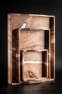 Plateau de présentation en bois et résine époxy de qualité supérieure, fait main, avec poignées en métal doré design, pour servir des aliments, des boissons et recevoir des invités - Product Image 5