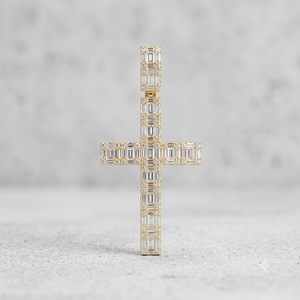 Collar con colgante de cruz cristiana de plata 925 estilo hip hop personalizado, con dijes de diamantes cultivados en laboratorio de talla baguette grande y brillante. - Product Image 1