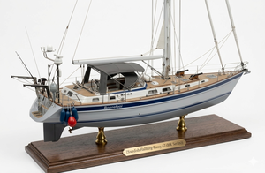 Modèle de bateau sur table en bois de cèdre peint à la main sur mesure, Hallberg-Rassy 62 (série HR), 36 pouces - Product Image 2