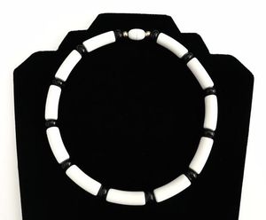 Collier en résine fait main avec un design artistique unique, pendentif en époxy coloré pour femmes, accessoires de mode et cadeau - Product Image 1
