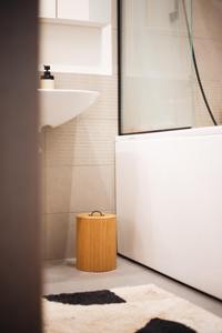 Poubelle ronde en bois de style rustique avec couvercle pour le stockage des déchets secs en intérieur, pour la maison, le bureau, la cuisine et la chambre, provenant d'Inde - Product Image 5