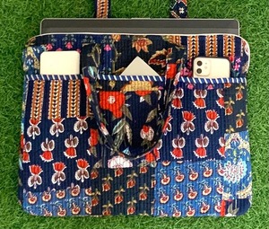 Housse pour ordinateur portable en coton matelassé avec fermeture éclair et bandoulière, design tendance - Fabriquée à la main au Rajasthan, idéale pour les trajets quotidiens et les voyages, modèle 100 - Product Image 1