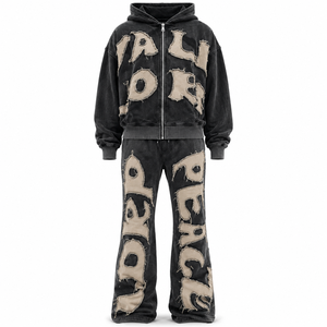 Ensemble survêtement streetwear homme personnalisé, coupe oversize, en coton 100%, avec sweat à capuche et pantalon de survêtement, effet délavé à l'acide et patchs lettres appliqués usés - Product Image 1