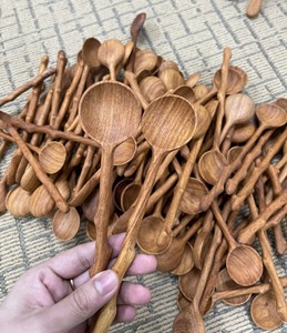 Cuillère à fentes en bois naturel artisanal écologique motif tournesol, ustensile de cuisine extra long pour la maison, les fêtes et les mariages - CARYLN - Product Image 2