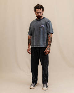 Camiseta de punto negra lavada para hombre, corte regular, cuello redondo, estilo casual urbano, ecológica, 100% algodón, construcción relajada - Product Image 3