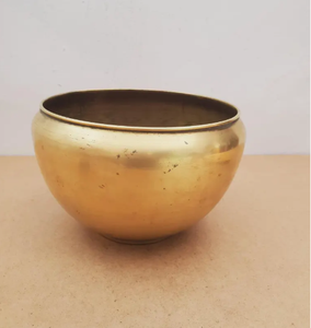 Maceta alta de latón de diseño moderno con forma étnica, ideal para decoración de pasillos, rincones o recepciones. - Product Image 4