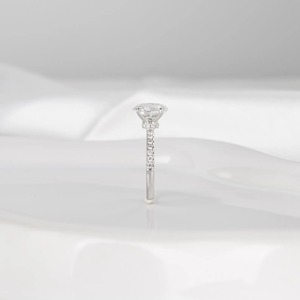 Bague de fiançailles ovale en diamant de laboratoire 1,00 carat sertie à griffes en or blanc 14 carats, certifiée IGI, bijoux de mariage minimalistes pour femme - Product Image 2