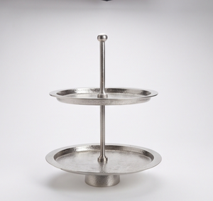 Support à gâteau à 2 niveaux en métal argenté de qualité supérieure avec poignée à finition sphérique, base en piédestal martelé, plateau de présentation pour pâtisseries et cupcakes - Product Image 3