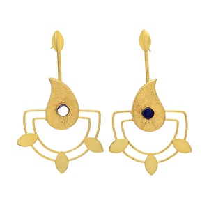 Demi-cercle goutte et balancent boucle d'oreille feuille style 2023 dernière conception matériau en laiton plaqué or - Product Image 1