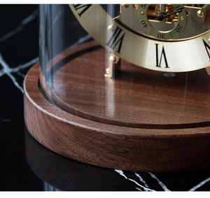 Horloge de table mécanique en laiton de style antique avec dôme en verre, cadran à chiffres romains, engrenages apparents, pour la décoration de bureau ou de bibliothèque - Product Image 3