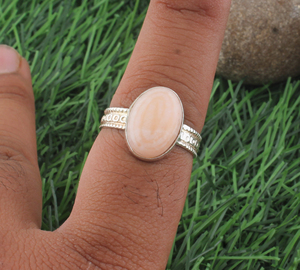 Anillo Vintage de Plata de Ley 925 con Gema de Coral Rosa Natural, Engaste en Bisel, Joyería Étnica Ovalada - Product Image 4