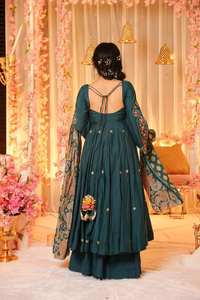 Ensemble haut et sharara de créateur indien en PV Chanderi avec broderie riche et dupatta imprimé en crêpe de soie – Vente en gros - Product Image 5