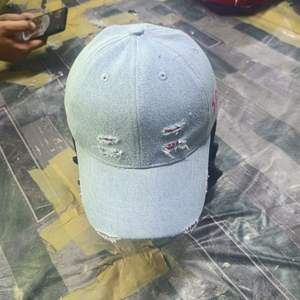 นี่คือคอลเลกชันหมวกเบสบอลแบบ snapback แบรนด์ดัง สีดำและสีขาว - Product Image 6