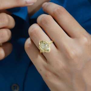 Anillo de compromiso con diamante amarillo de laboratorio de corte marquesa de 3.60 quilates |   Catedral Vintage |   Certificado por IGI - Product Image 6