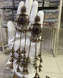 Boucles d'oreilles pendantes Ghungroo à pampilles, plaquées or antique, avec pierres rondes, style indien traditionnel, bijoux de grossiste - Product Image 4