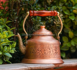 Hervidor de cobre de inspiración vintage con superficie bruñida y mango detallado ideal para temas nostálgicos o cottagecore - Product Image 2