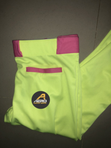 Ensemble de maillots de football américain personnalisables AERO pour garçons, jaune fluo et rose, col en V, manches courtes, polyester anti-humidité, color-block - Product Image 4