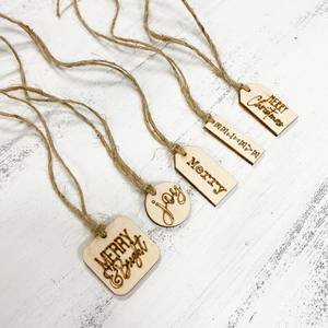 Etiquetas navideñas de madera grabadas con mensajes festivos, decoración rústica para envolver regalos y decoración del hogar - Product Image 3