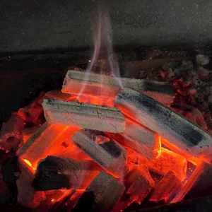 Briquettes de charbon de bois pour barbecue du Vietnam, sciure de bois dur, sans fumée, faible teneur en cendres, 6 heures de combustion, fournisseur en gros direct usine - Product Image 1