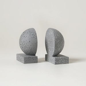 Nuevo artículo: Sujetalibros de mármol gris con diseño de media esfera para decoración de interiores y decoración de mesa - Product Image 1