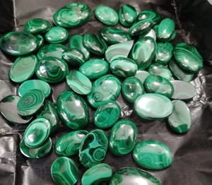 En gros, pierre précieuse naturelle de malachite verte, paire de cabochons à taille rose et ovale, pierre brute, cristal de guérison avec jeu de couleurs - Product Image 3