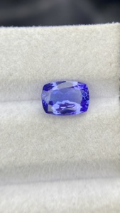 พลอยแทนซาไนต์แท้ทรงยาวรูปทรงคุชชั่น คุณภาพเยี่ยม สีและประกายสวยงาม พร้อมพลอยโซไซต์ธรรมชาติ น้ำหนัก 1.91 กะรัต สะอาดตา - Product Image 4
