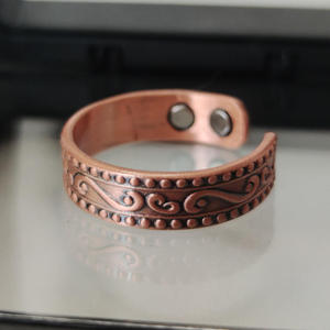 Bague de thérapie biomagnétique en cuivre massif, personnalisée pour la vente en gros, robuste, avec motif Paisley sculpté vintage et perles - Product Image 3