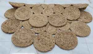 Alfombra Redonda Trenzada de Yute Hecha a Mano con Diseño Floral, Estilo Bohemio Rústico - Product Image 4