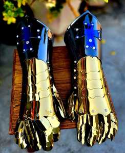 Gants en laiton plaqué or, style antique moderne, armure de collection, impression en relief, forme irrégulière, technique de moulage, art - Product Image 5
