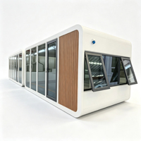 Maisonnette écologique de luxe, préfabriquée, modulaire, en panneaux sandwich, type capsule, pour glamping, style moderne.
