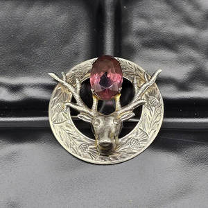 Broche Escocés Premium de Plata con Cabeza de Ciervo y Marco con Patrón de Cardo y Piedra de Cristal Púrpura para Uso Tradicional - Product Image 1