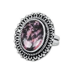 แหวนหมั้น/แหวนครบรอบสไตล์มินิมอลประดับโรโดไนต์สีชมพูทรงคาโบชอง ตัวเรือนเงินแท้ 925 แบบฝังขอบ สำหรับทั้งชายและหญิง - Product Image 2