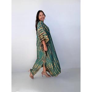 Robe longue kaftan tie-dye pour femme, coupe ample et oversize, lavable, vêtement de plage et de détente, teinte à la main - Product Image 3