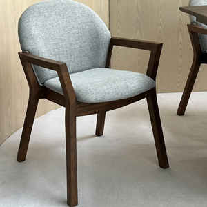 Juego de mesa de comedor rectangular de madera oscura con sillas tapizadas en tela gris para comedor - Product Image 2