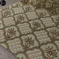Tissus pour robes à motif de treillis perlé avec motifs floraux métalliques et arches festonnées |   Textiles décoratifs pour robes de mariée et tenues de soirée