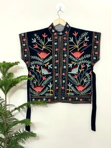 Chaleco Suzani de terciopelo hecho a mano, chaqueta boho bordada, chaleco sin mangas para mujer - Product Image 3