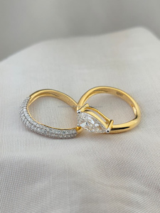 Anillo de diamantes con corte pera en oro amarillo, una combinación radiante de elegancia y brillo, con un resplandor dorado diseñado para cautivar cada momento. - Product Image 4