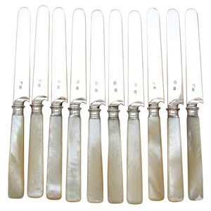 Elegante Juego de Cuchillos para Frutas Franceses Antiguos con Mangos de Nácar y Hojas Plateadas, Vajilla Vintage Coleccionable para Restaurante y Hogar - Product Image 1