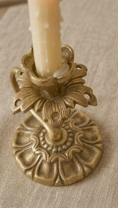 Candelabro de Latón Hecho a Mano con Acabado Antiguo, Diseño Moderno y Abstracto con Base Curva, Decoración de Lujo para el Hogar - Product Image 6