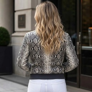 Blouson Bomber en Cuir pour Femme Effet Peau de Serpent Matelassé Écologique avec Doublure en Soie Détails Vintage Respirant Hiver - Product Image 3