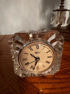 Horloge de bureau en métal et verre, forme polygonale, mouvement à quartz, design traditionnel, fonctionne à piles, affichage à aiguilles - Product Image 2