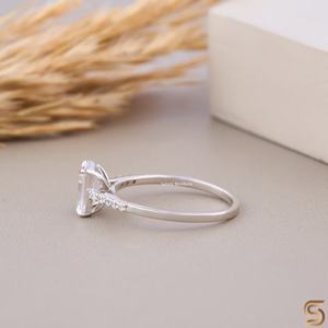 Anillo de Moissanita con Corte Esmeralda en Oro de 10K, Banda Pavé, Estilo Solitario, Diseño Clásico y Elegante, Joyería Brillante, Idea de Regalo para Mujer - Product Image 5
